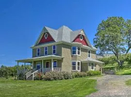 StoryBook Glade Historical Homestead with Views!