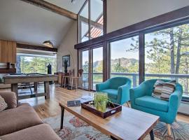 Chic Boulder Mountain Home with Hot Tub and Views，位于博尔德的酒店