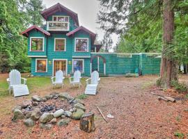 Lopez Island Hideaway with Coastal Views and Deck!，位于Lopez的度假屋