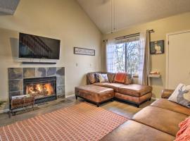 Manitou Springs Condo with Hammock and Mtn Views!，位于马尼温泉的公寓