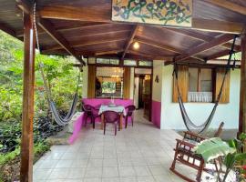 Finca Isla Rainforest Retreat，位于Aguas Zarcas的木屋