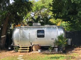 Airstream in the Center of it All - RG，位于迈阿密的酒店