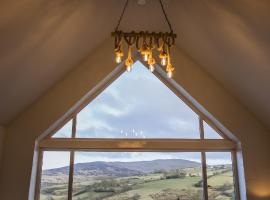 Dans Wee Cottage Slieve Croob Dromara Castlewellan Newcastle，位于Dromara的酒店