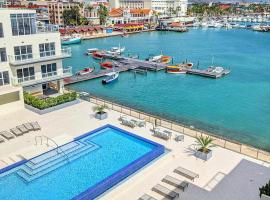 Luxury condo with infinity pool & ocean view，位于奥拉涅斯塔德的酒店