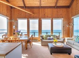 Breaking Waves! On the Bluff! AMAZING VIEWS!! BBQ! Fast WiFi! Walk to Beach!!!，位于迪伦比奇的酒店