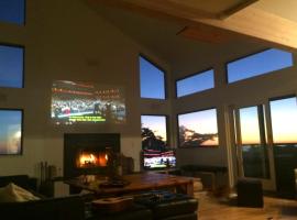 Northern Lights! Hot Tub!! Game Room!! Expansive and Spacious!!，位于迪伦比奇的酒店