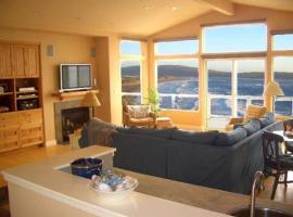 Sea Glass! AMAZING VIEWS!!!! On the Bluff! Walk to Beach! Hot Tub!! BBQ! Fast WiFi! A Dillon Beach Jewel!!!，位于迪伦比奇的酒店