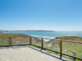 Tide Pool! PERFECT Location! AMAZING views! Short Walk to Beach! Hot Tub!! Game Room!! BBQ!! Fast WiFi!! Dog Friendly!，位于迪伦比奇的酒店