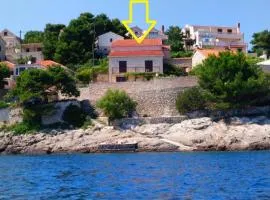 Apartments and rooms Ref - 20 m from sea