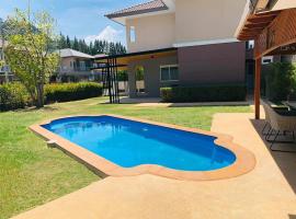 Saransiri - 3 bedroom villa with private pool, office room & fast Wi-fi，位于普吉镇的酒店