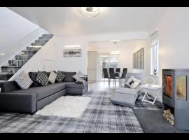 Contemporary HIGHLAND HOUSE close to town and Ben Nevis，位于威廉堡的酒店