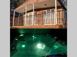 Cosy Woodlands Lodge with Hot Tub, Decking & Garden，位于比特克 的酒店