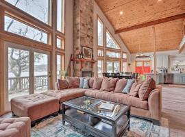 Private Dock Waterfront Gem on Lake of the Ozarks，位于Roach的酒店