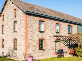 Pretty Farmhouse in Houffalize with Courtyard，位于胡法利兹的别墅