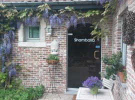 SHAMBALLA B & B/ LOGIES，位于代因泽的酒店