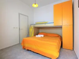 Trilocale arancione climatizzato con terrazza panoramica
