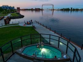 B码头度假酒店，位于德卢斯Duluth Harbor Marina附近的酒店