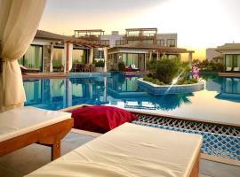 MALDIVES HOMES Ultra Luxury Seafront Resort & Beach，位于凯里尼亚的酒店