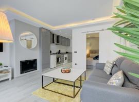 One bedroom apartment walking distance to Puerto Banus，位于马贝拉的酒店