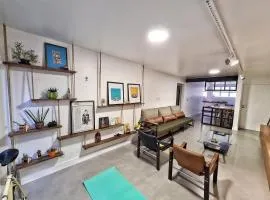 Apartamento Artístico - Garagem - Ar Condicionado - Excelente Localização