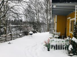 Apple tree cabin with river views，位于阿沃斯塔的酒店