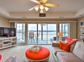 Lake Ozark Waterfront Condo with Access to 2 Pools，位于奥沙克湖的度假短租房