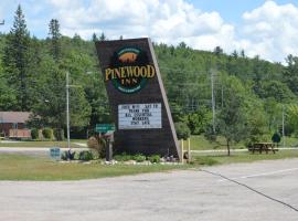 Pinewood Inn，位于Barrys Bay的汽车旅馆