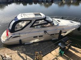 ENTIRE LUXURY MOTOR YACHT 70sqm - Oyster Fund - 2 double bedrooms both en-suite - HEATING sleeps up to 4 people - moored on our Private Island - Legoland 8min WINDSOR THORPE PARK 8min ASCOT RACES Heathrow WENTWORTH LONDON Lapland UK Royal Holloway，位于埃格姆的船屋