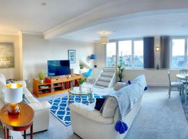 Scarborough-Penthouse, with private balcony, lift and parking，位于斯卡伯勒的公寓