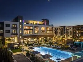 Luxury Condos at Anton Menlo w Pool & Amenities