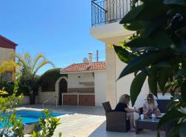 EPISKOPI VILLA, Luxury 4 Bedroom with Pool - Limassol，位于利马索尔科洛西城堡附近的酒店