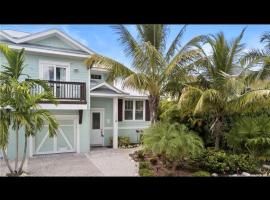 AMI/Holmes Beach - 3/2 Home - Private Heated Pool and Yard - walk to beach，位于霍姆斯海滩的度假屋