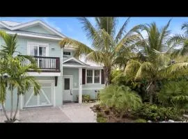 AMI/Holmes Beach - 3/2 Home - Private Heated Pool and Yard - walk to beach