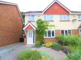 3 Bedroom house-close to Manchester airport-Free parking-private garden，位于塞尔的酒店