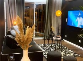 Appartement vue port et accès direct mer, centre ville de la Grande Motte prés de Montpellier，位于拉格朗德默特的酒店