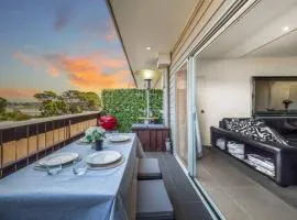 Modern 3 bedroom apartment, beach, surf & shops