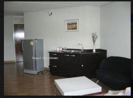T8 Guest House Don Mueang Challenger, Located in Bangkok，位于Ban Song Hong的公寓