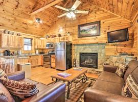 Smoky Mountain Cabin with Game Room and Hot Tub!，位于鸽子谷苹果谷仓酒庄附近的酒店
