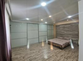 Spacious studio apartment，位于尼古拉耶夫的酒店