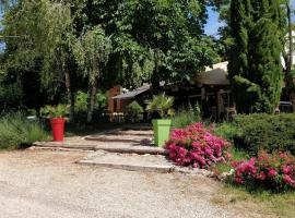 Camping Au Tour de l'Aveyron，位于洛斯彼特勒特杜拉兹的露营地