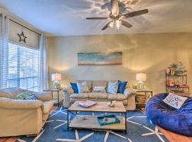 Galveston East End Condo with Pool Less Than 1 Mi to Beach!，位于加尔维斯敦的酒店