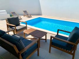 New and modern 3 bedroom Villa with private heated pool near Nazaré，位于圣马蒂纽·杜·波特的度假屋