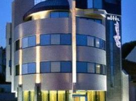 Riverside Family Hotel，位于扬博尔的酒店