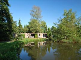 Single-storey house with garden, in a natural area，位于Vledder的酒店