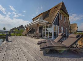 Beautiful villa with sunshower and terrace at the Tjeukemeer，位于Delfstrahuizen的酒店