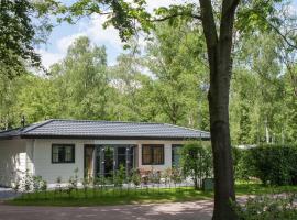 Tidy chalet with dishwasher, surrounded by forest，位于德布尔特的酒店