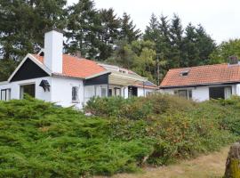 Quaint Mansion in Oploo with Terrace，位于Oploo的带停车场的酒店