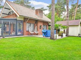 Charming holiday home with a covered terrace，位于Meijel的别墅