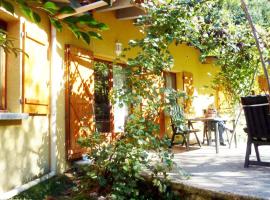 Romantic cottage in the Ardeche with free WiFi and TV，位于Vernoux-en-Vivarais的酒店