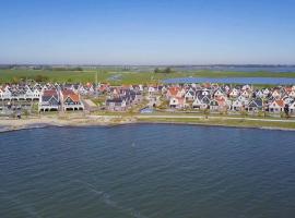 Detached holiday home on the Markermeer, near Amsterdam，位于厄伊特丹的酒店